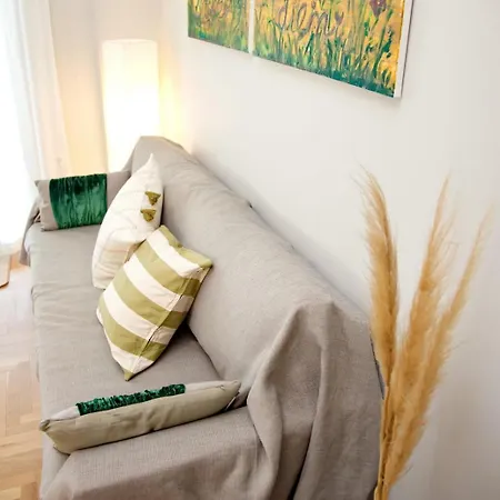 Apartment Aroura Homes 2br Balcony Metro