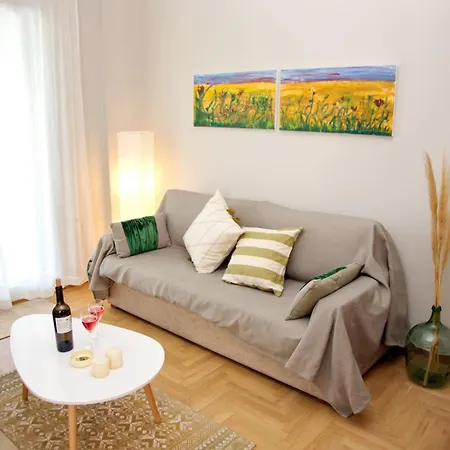 Aroura Homes 2br Balcony Metro Apartment *
