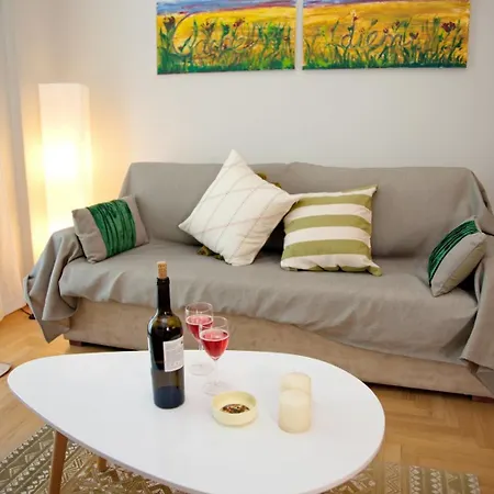 Apartment Aroura Homes 2br Balcony Metro