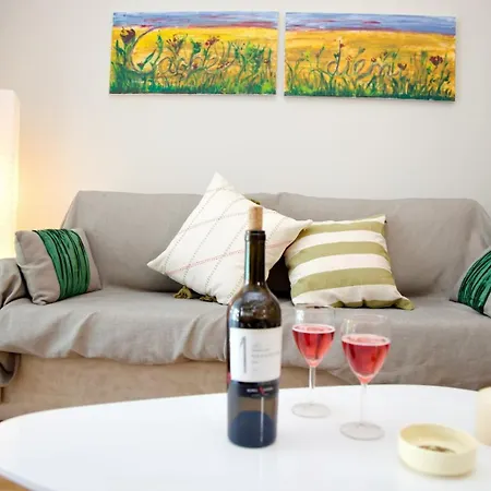 Aroura Homes 2br Balcony Metro Apartment Athens