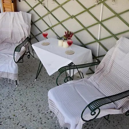 Aroura Homes 2br Balcony Metro Apartment