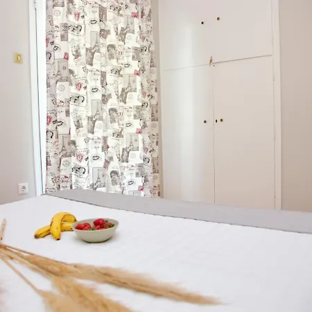 Aroura Homes 2br Balcony Metro Apartment Athens