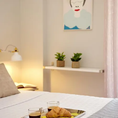 Aroura Homes 2br Balcony Metro Apartment Athens