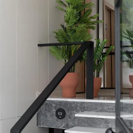Elliot Neapoli, Apartment *
