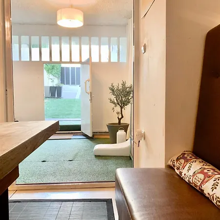 A Bright Art House With Parking Near Oaka For A Short Athens