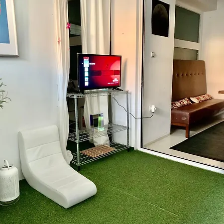 A Bright Art House With Parking Near Oaka For A Short Holiday home
