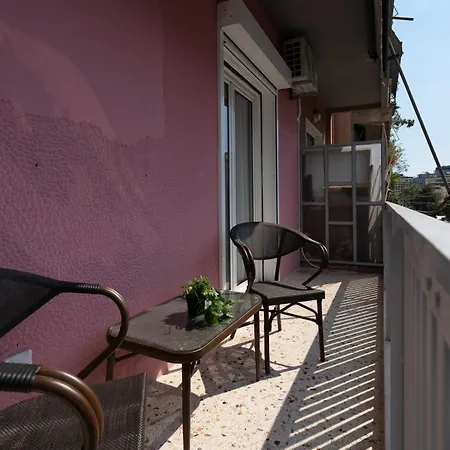 Newly Renovated 2 Bedroom Apartment, 5min To Metro דירה אתונה