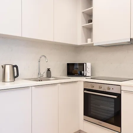 Newly Renovated 2 Bedroom Apartment, 5min To Metro דירה *