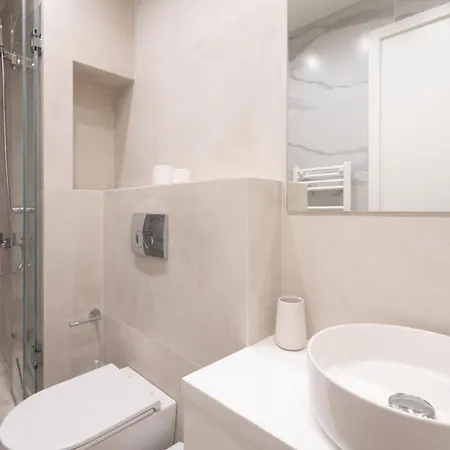 Newly Renovated 2 Bedroom Apartment, 5min To Metro דירה אתונה