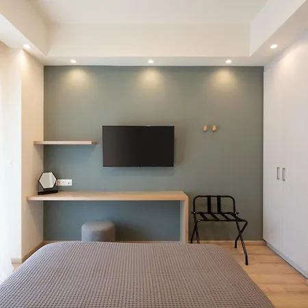 Newly Renovated 2 Bedroom Apartment, 5min To Metro דירה אתונה