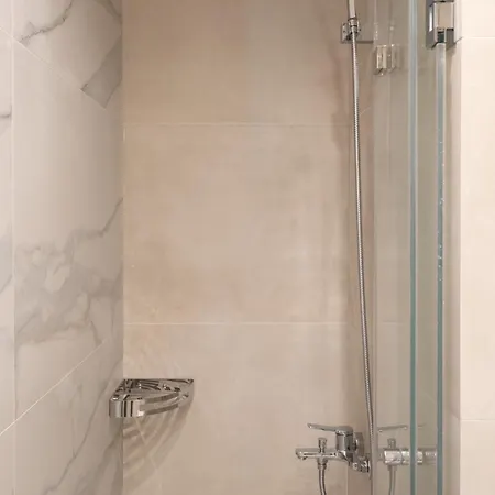 דירה Newly Renovated 2 Bedroom Apartment, 5min To Metro