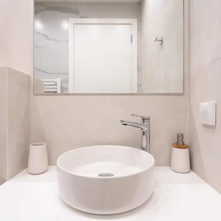 דירה Newly Renovated 2 Bedroom Apartment, 5min To Metro *