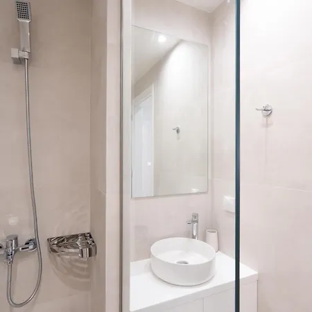 דירה Newly Renovated 2 Bedroom Apartment, 5min To Metro *