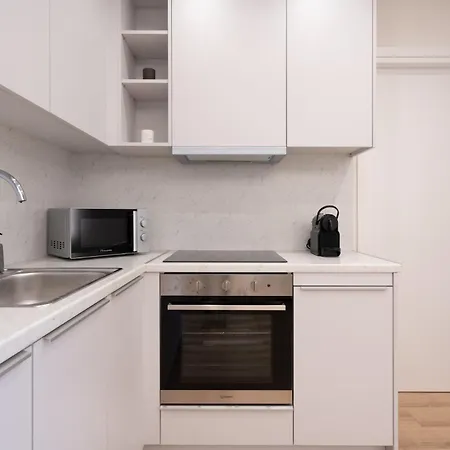 Newly Renovated 2 Bedroom Apartment, 5min To Metro * אתונה