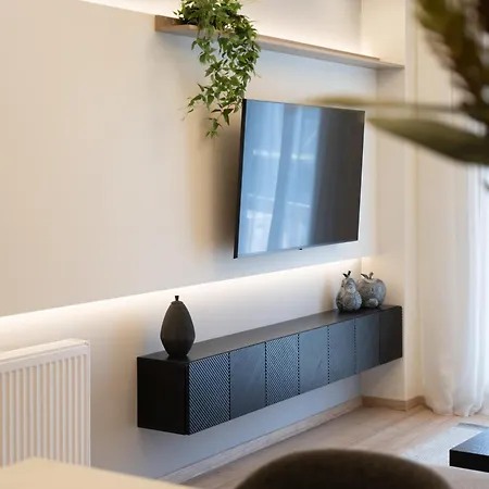 Newly Renovated 2 Bedroom Apartment, 5min To Metro דירה אתונה