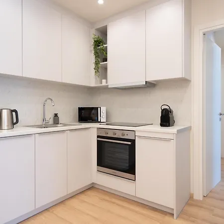 Newly Renovated 2 Bedroom Apartment, 5min To Metro אתונה