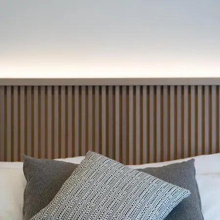 Newly Renovated 2 Bedroom Apartment, 5min To Metro אתונה