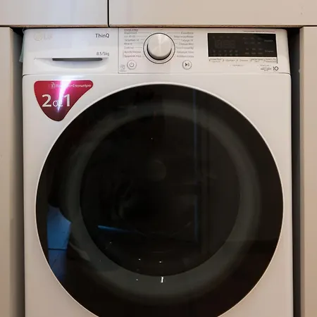 Newly Renovated 2 Bedroom Apartment, 5min To Metro דירה אתונה
