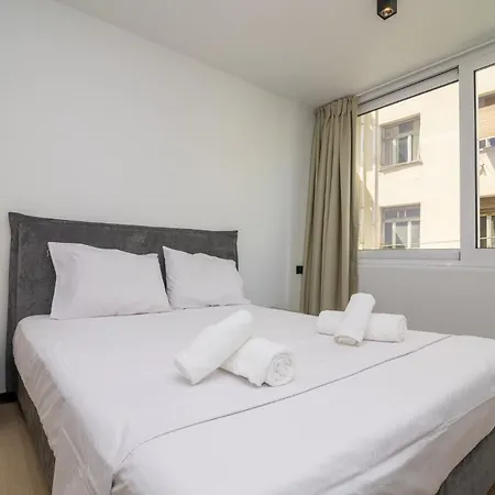 Facadoro Apartment