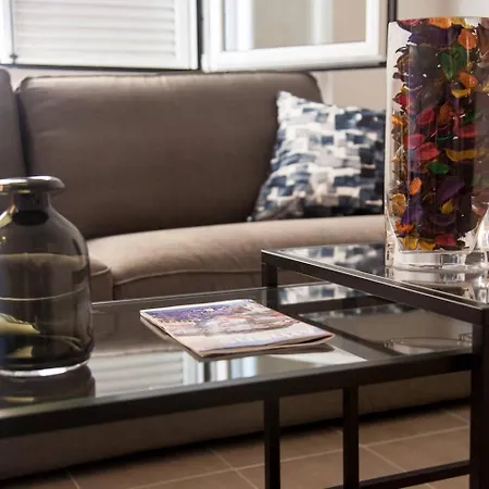 Toni's Charming In The Thisseo Station Apartment *