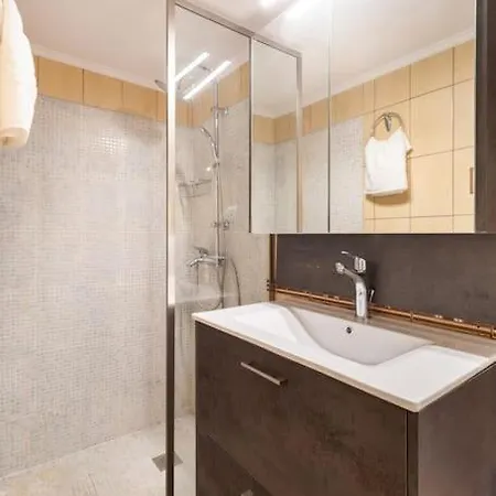 Budget In Next To Metro Station By Atheniankeys Apartment