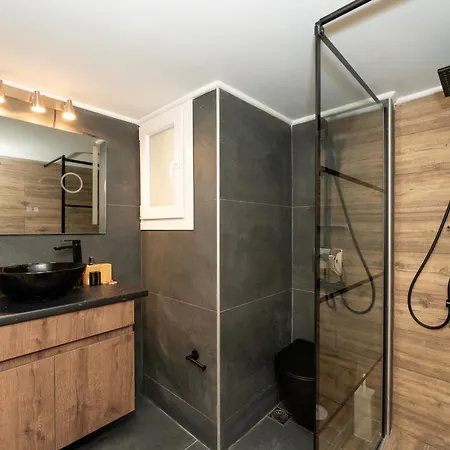 Contemporary Chic In The Heart Of