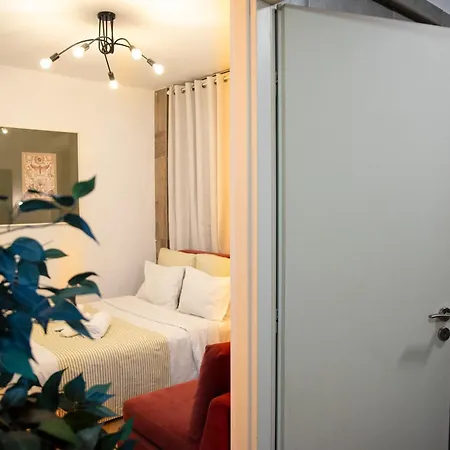 Cozy Apartment-steps From The Centre Apartment *