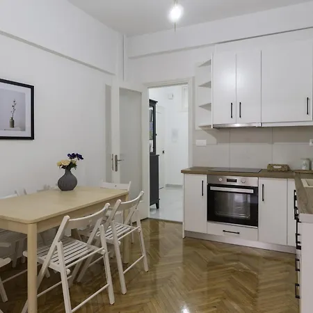 Phaedrus Living: Center Koukaki Flat