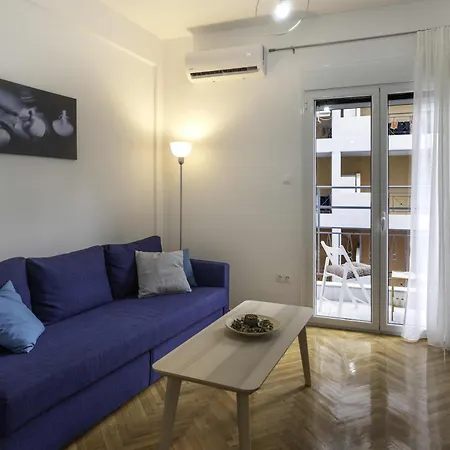 Phaedrus Living: Center Koukaki Flat