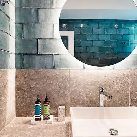 The H Experience - Urban Rooftop Oasis Apartment