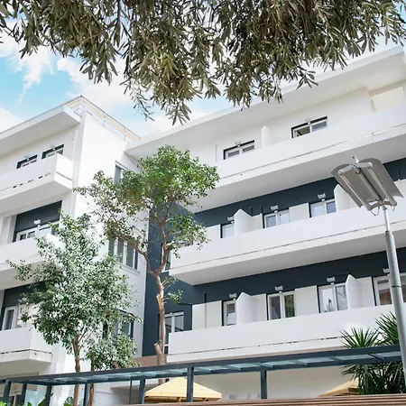 Celia Apartahotel