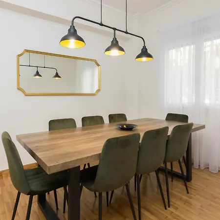 Spacious Luxury Apt In City Center Tan