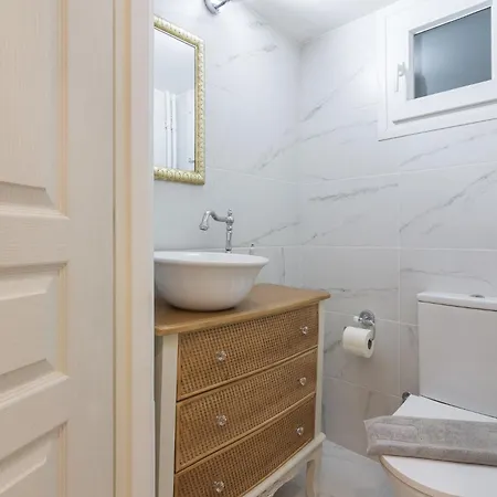 Spacious Luxury Apt In City Center Tan Apartment