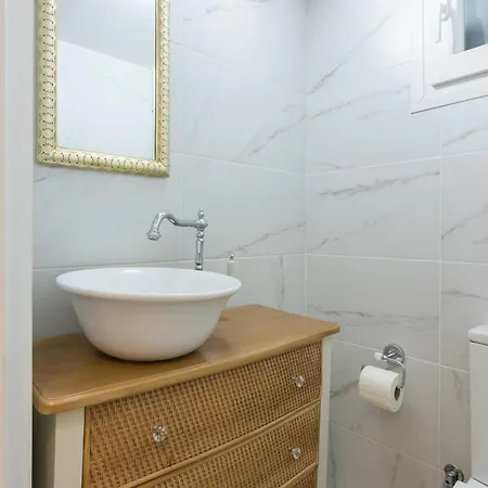 Spacious Luxury Apt In City Center Tan Apartment