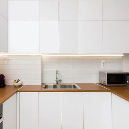 Spacious Luxury Apt In City Center Tan Apartment