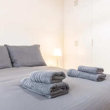 Spacious Luxury Apt In City Center Tan