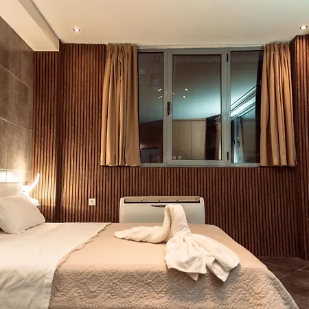 Parthenon Portrait Apartment *