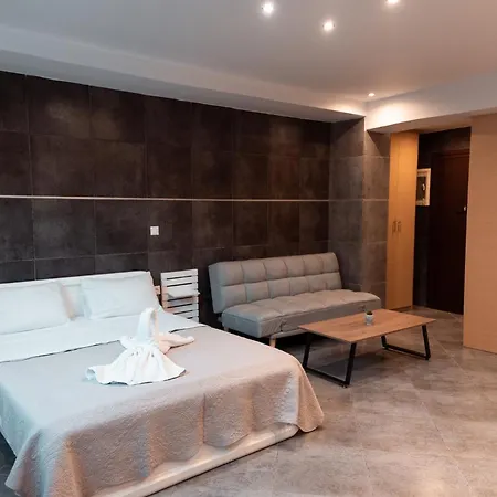 Parthenon Portrait Apartment *