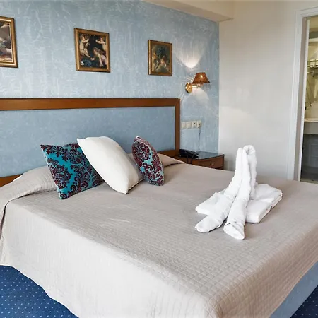 Hotell Four Seasons 3*