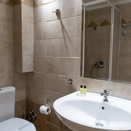 Four Seasons Hotell 3*