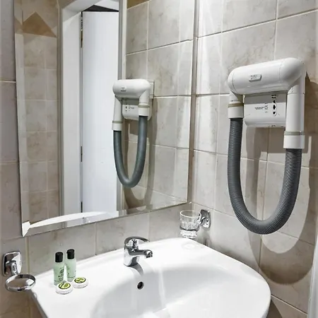 Four Seasons Hotell 3*