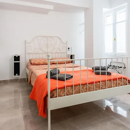 Psiri Gem: Historic Center With Balcony Apartment