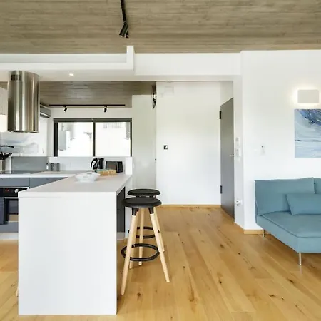 The Hostmaster Persephone Turquoise Opulence 1st Floor Apartment *