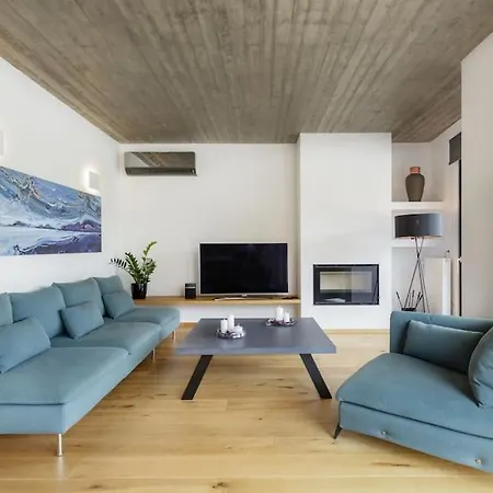 The Hostmaster Persephone Turquoise Opulence 1st Floor Apartment *