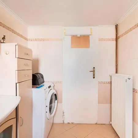 Three Bedroom Spacious Near Acropolis *