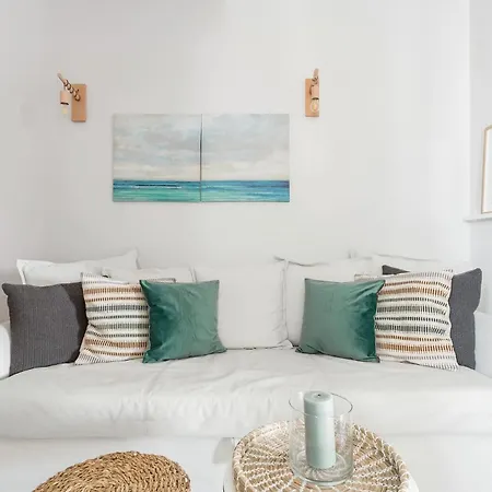 Romantic Love-nest Near Acropolis & Metro Athens