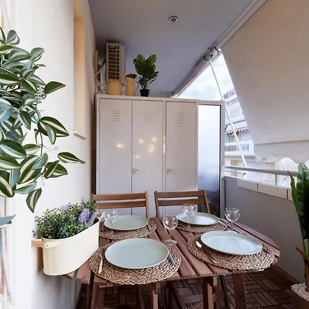 Premium - Sunny 2 Bedroom With Parking Apartment *