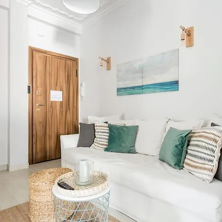 Romantic Love-nest Near Acropolis & Metro