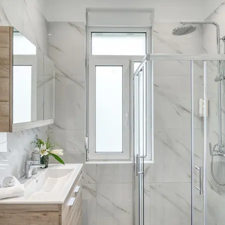 Apartment Contemporary 2-bdr Near Kalimarmaro & Alsos Park! *
