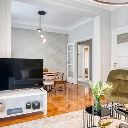 Contemporary 2-bdr Near Kalimarmaro & Alsos Park! Apartment